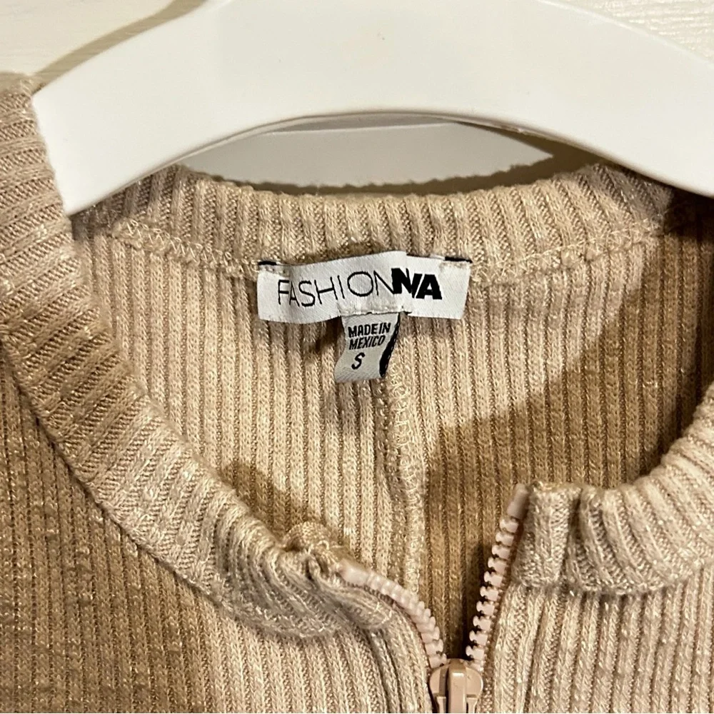 Fashion Nova tan cream zip front ribbed bodysuit women’s size small
